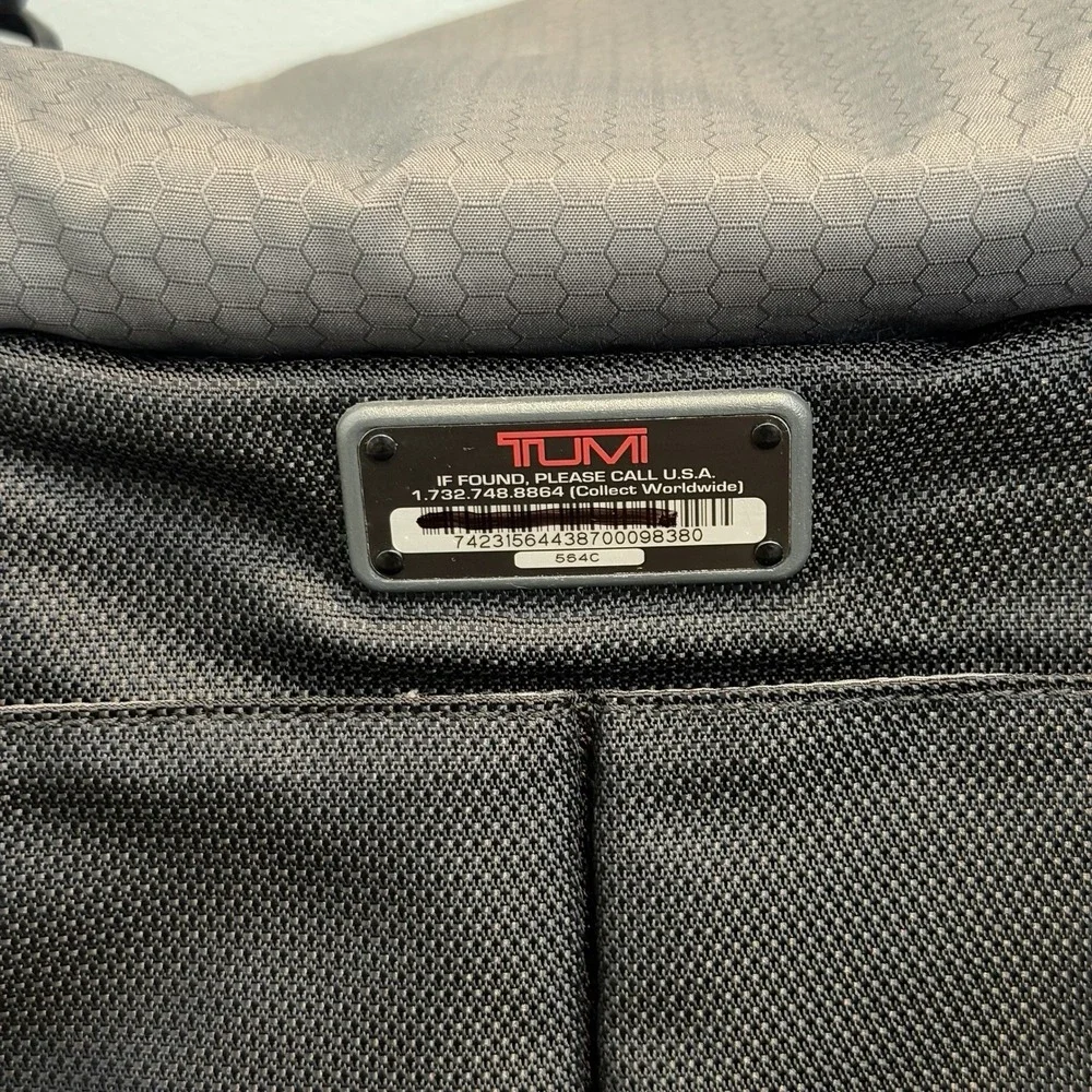 Tumi expandable shoulder